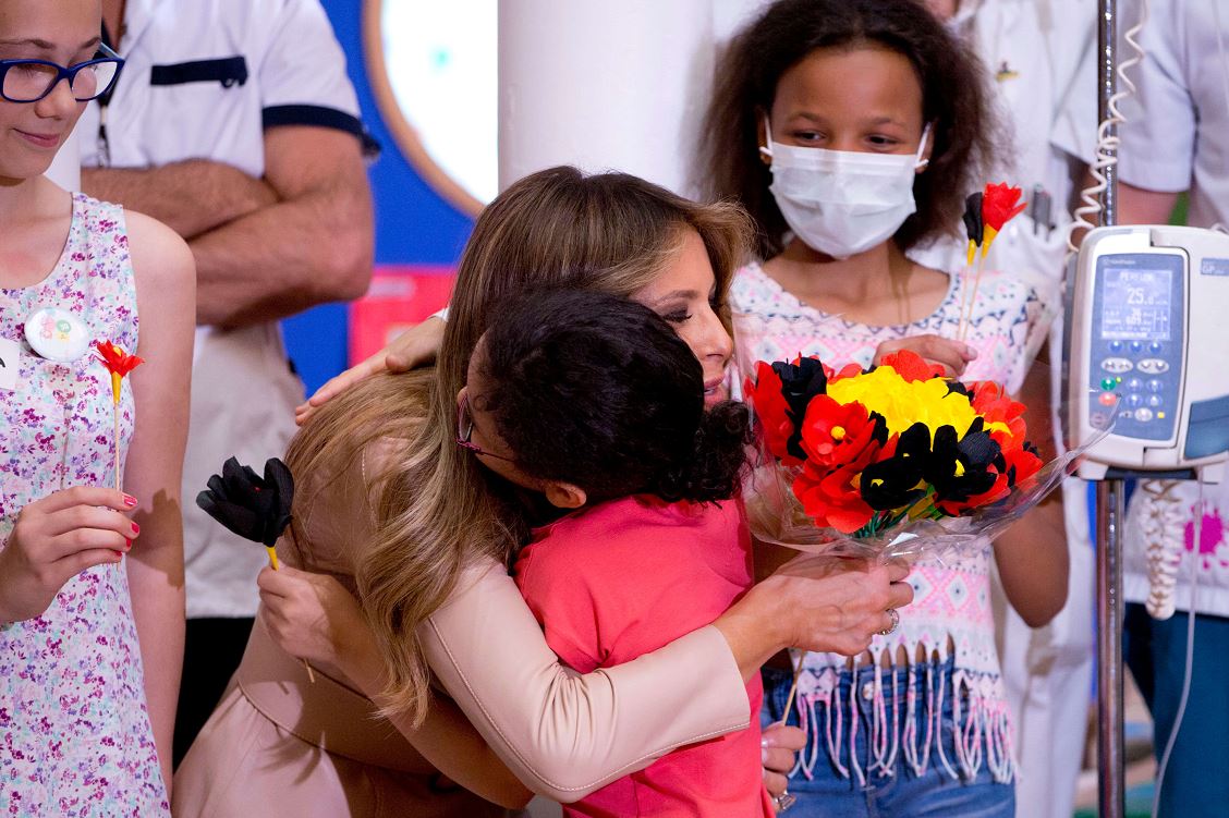 Melania Trump recibe flores en hospital de Bruselas