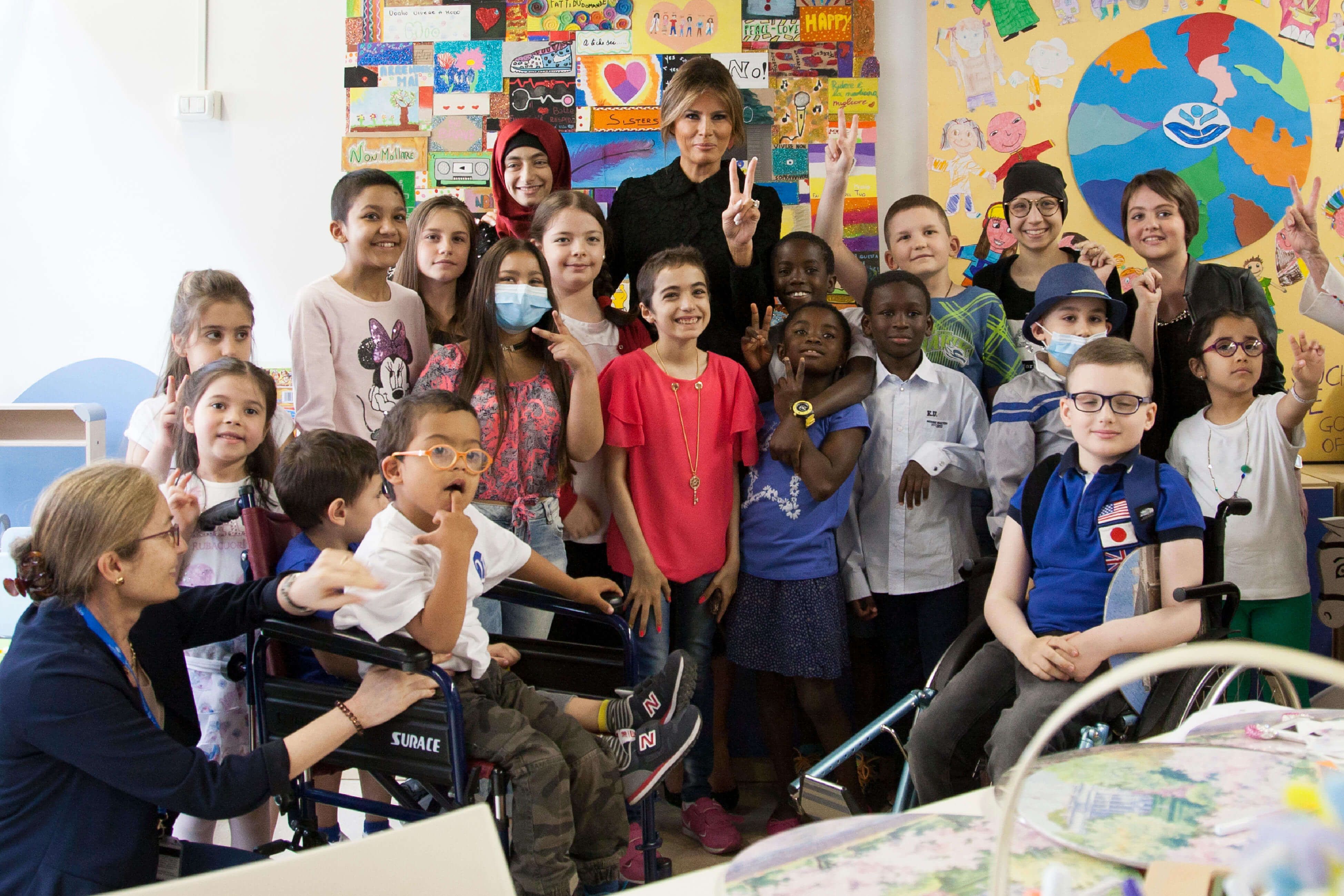 Melania Trump visita a niños del hospital Bambino Gesú de Roma