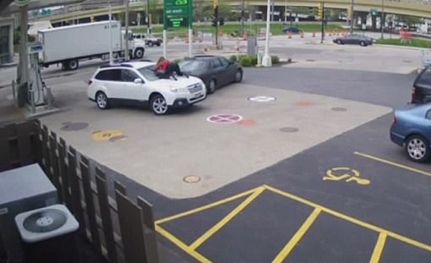 El momento dramático de una mujer de 28 años para evitar el robo de su auto: (Foto: Youtube)