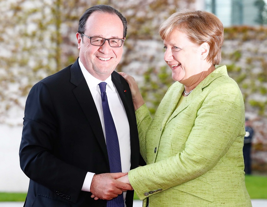 La canciller alemana Angela Merkel da la bienvenida al presidente francés François Hollande tras su llegada a Berlín, Alemania (Reuters)