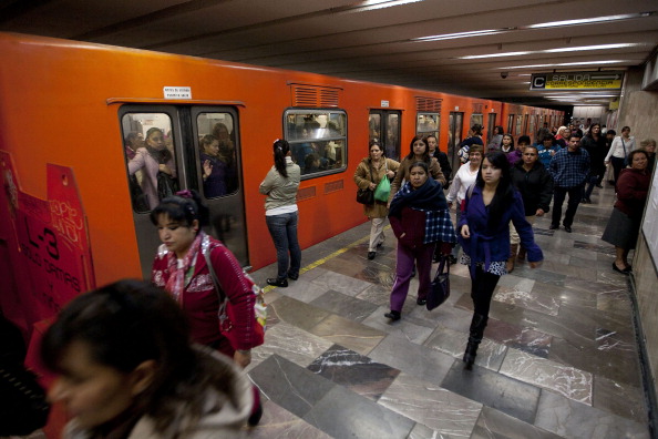 personas abordando en el metro de la ciudad de méxico