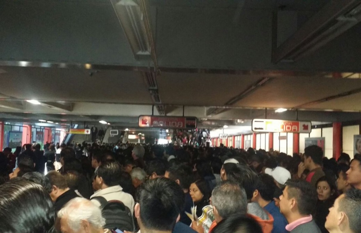 Unos 25 mil usuarios llegaron tarde a sus destinos por el retraso que esta mañana se generó en el servicio de la Línea 7 del Metro. (Twtter: @Iberomed)