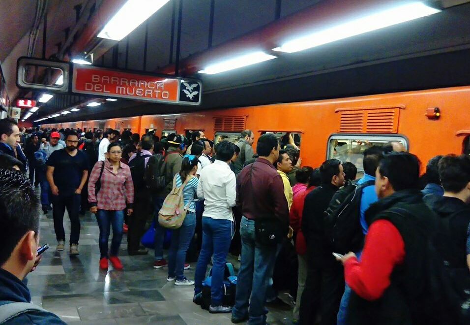 Autoridades del Metro estiman que 25 mil usuarios fueron afectados por el tiempo de espera entre los trenes. (@jaleontapia )