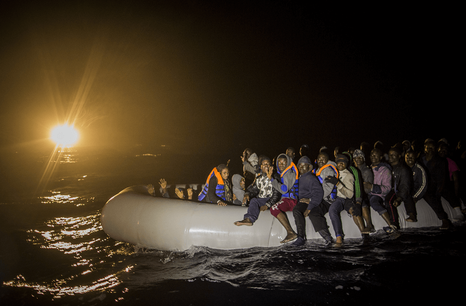 Migrantes en lanchas de goma en el Mediterráneo