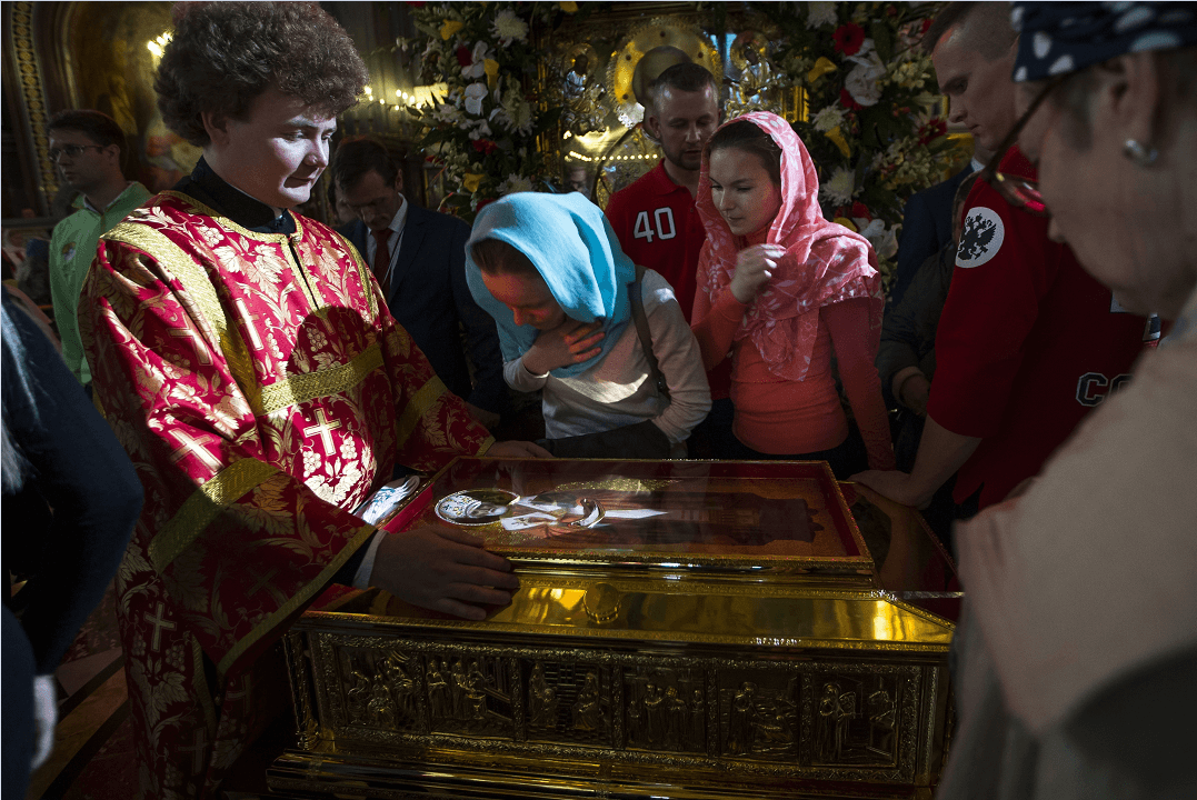 Rusos veneran la reliquia de San Nicolas