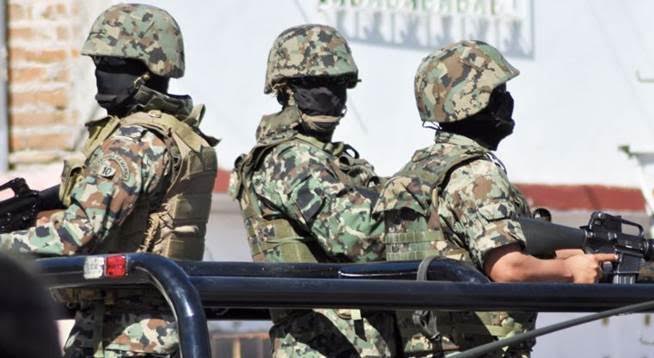 Militares durante un enfrentamiento en el poblado ‘El Dorado’, en Culiacán