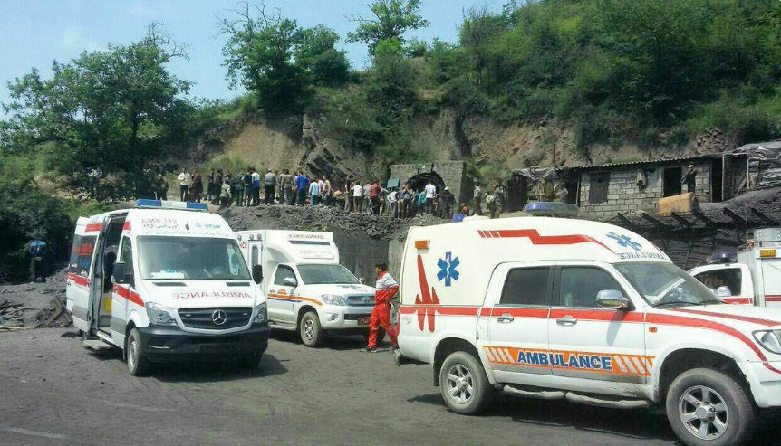 Ambulancias y trabajadores de emergencia reunidos en la entrada de la mina de Azadshahr, Irán (Twitter @BREAKING_PTV)