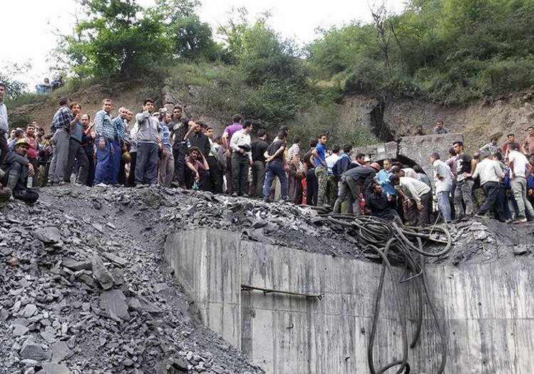 La gente se reúne en el sitio de una explosión en una mina de carbón en Irán (Reuters)