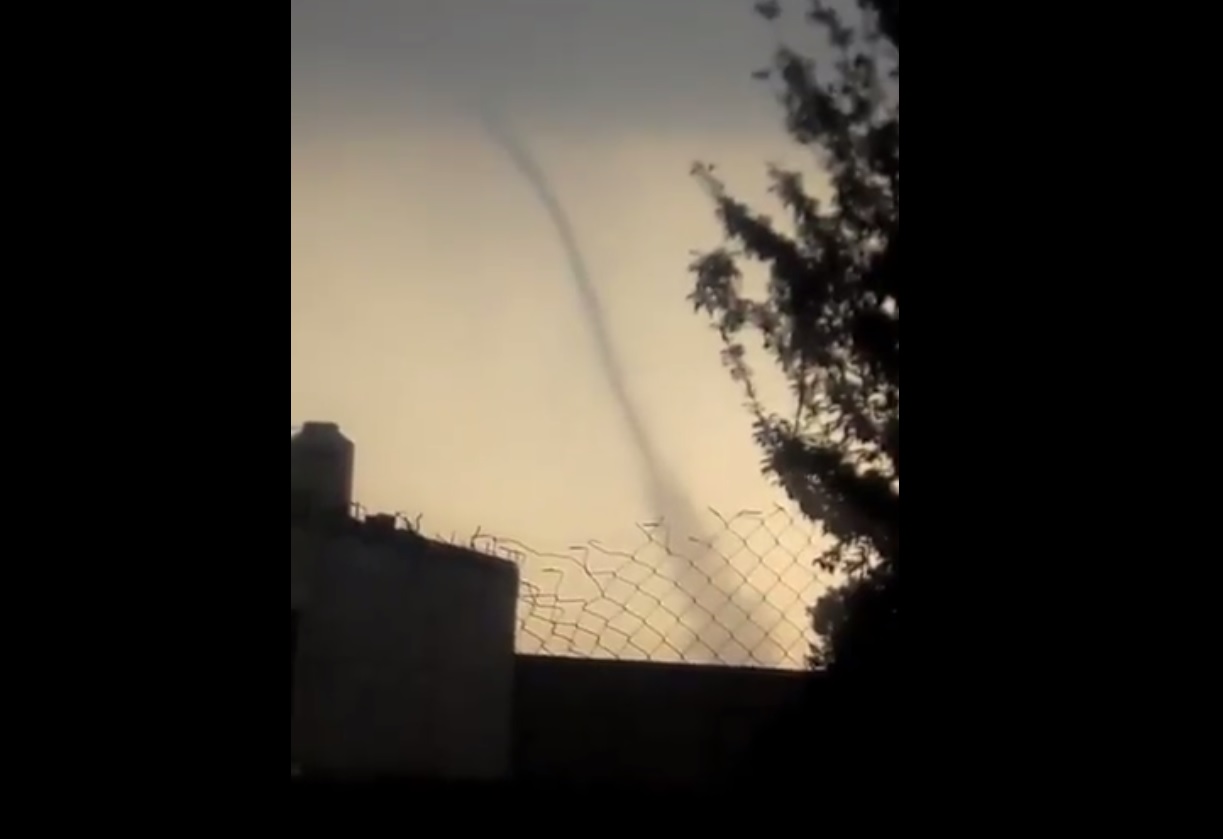 En Villa Cuauhtémoc, Estado de México, se formó un mini tornado. (Twitter: @ClimaMetepec)