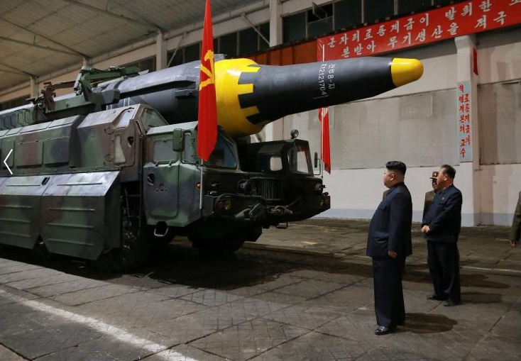 El líder norcoreano Kim Jong Un inspecciona el misil balístico Hwasong-12 (Marte-12) (Reuters)