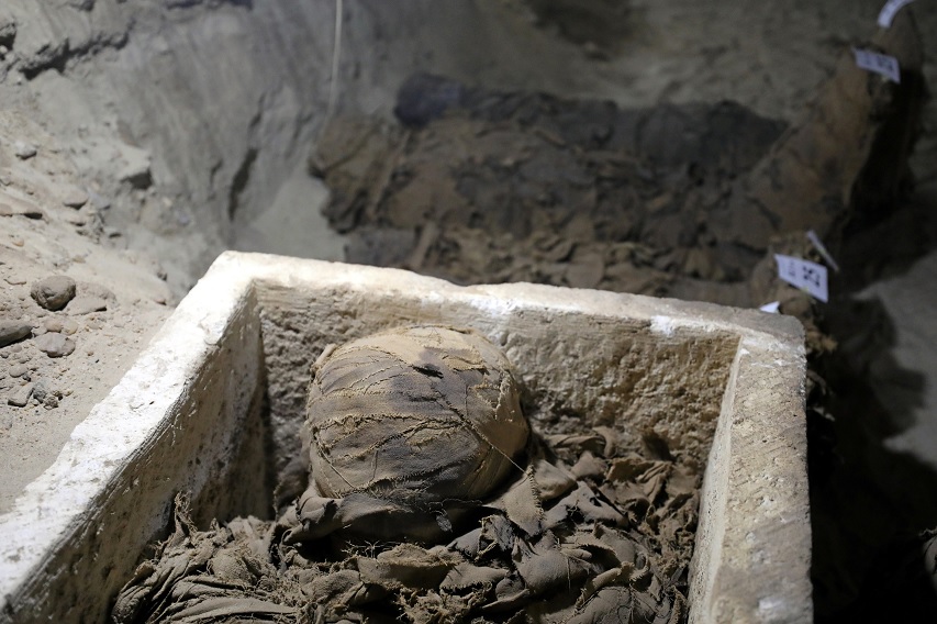 Egipcios descubrió 17 momias en unas catacumbas de Tuna el Yebel, en el centro del país (Reuters)