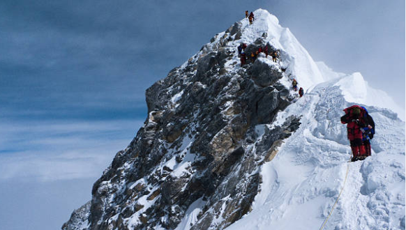 Montañistas descendiendo por el mítico escalón Hillary