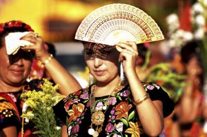 Mujeres en el Istmo visten traje de tehuana
