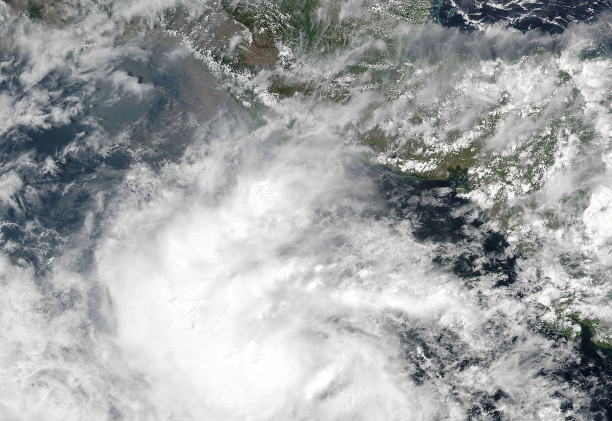 'Adrián' inició su formación como la primera depresión tropical de la temporada en El Salvador. (NASA)