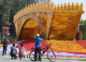 Un monumento en forma de puente dorado en Beijing