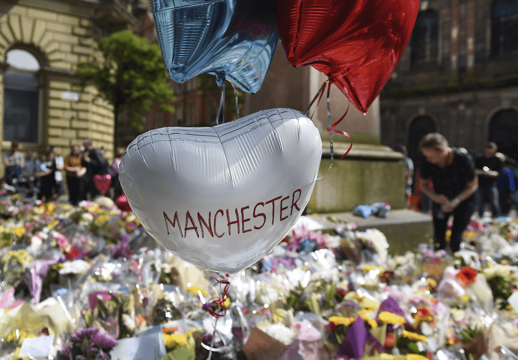 Ofrendas en honor a las víctimas del atentado en el Manchester Arena