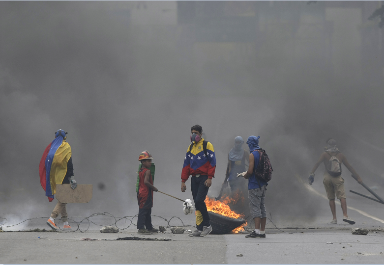 Opositores venezolanos protestan contra el presidente Maduro