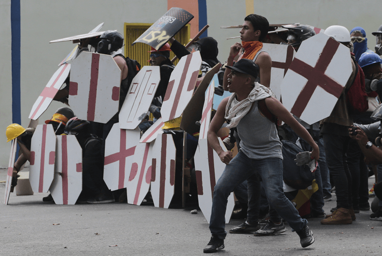 Opositores protestan contra Nicolas Maduro