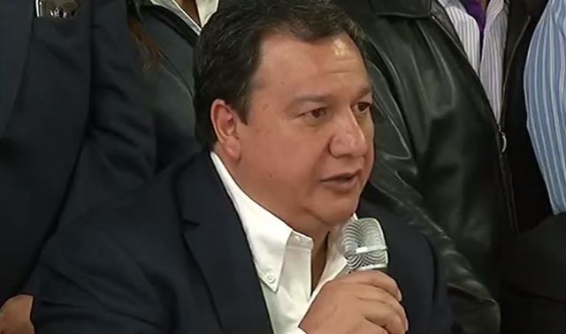Óscar González Yáñez anuncia que declina en favor de Delfina Gómez