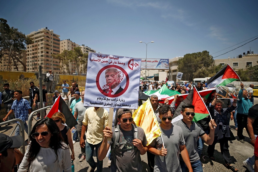 Un grupo de manifestante palestino anti Trump (Reuters)