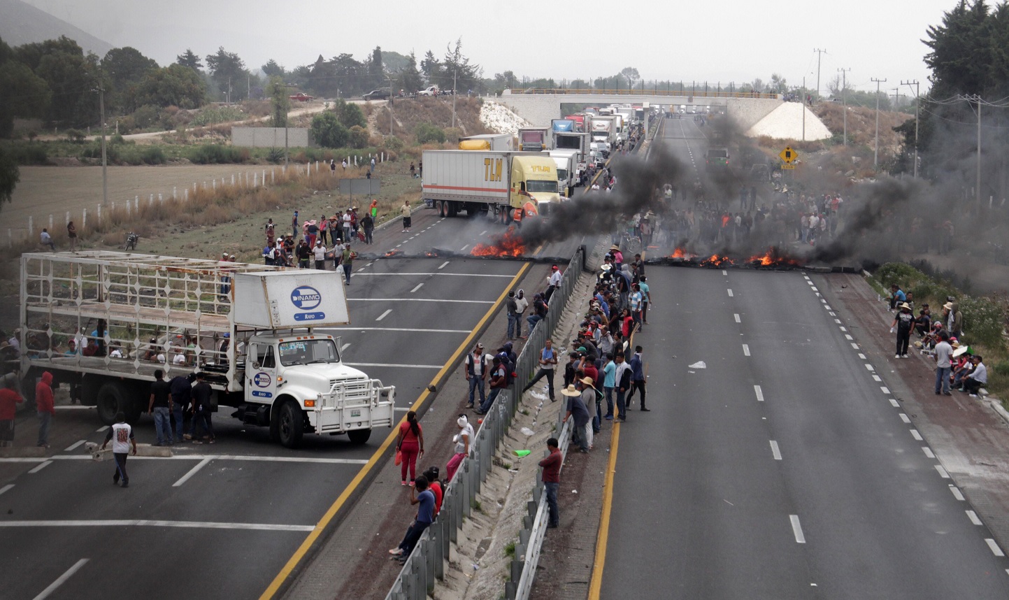Pobladores bloquean la carreta Puebla Orizaba en el poblado de Palmarito