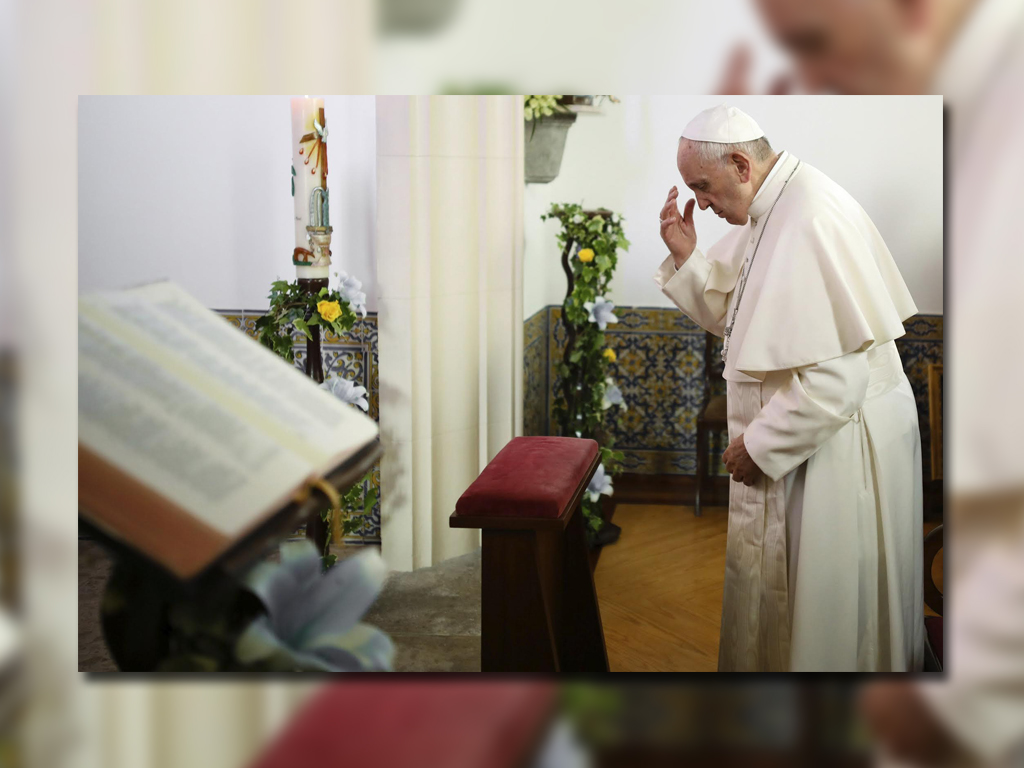 El papa rezó en el interior de la capilla de la base aérea del Monte Real en Leiria, Portugall