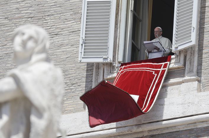 papa Francisco, oración de Regina Coeli, Plaza de San Pedro, Vaticano