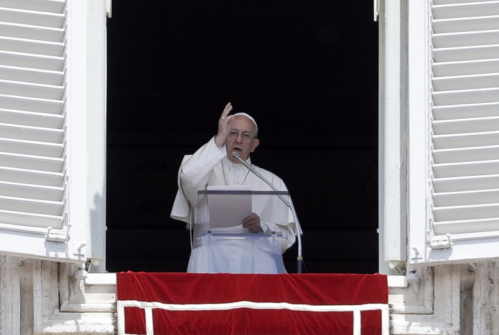 El papa Francisco dirige la oración de Regina Coeli en la Plaza de San Pedro en el Vaticano (AP)