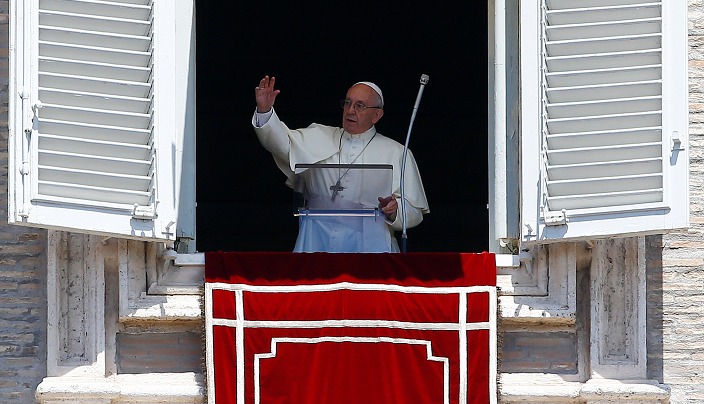 El papa Francisco dirige la oración de Regina Coeli en la Plaza de San Pedro en el Vaticano (Reuters)