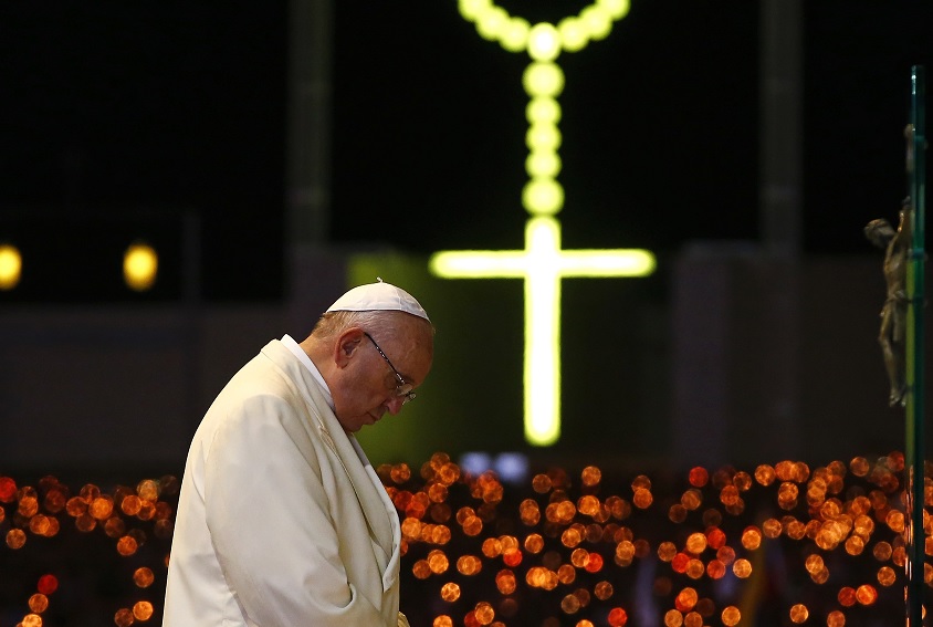 El Papa Francisco dirige la bendición de la ceremonia de las velas de la Capilla de las Apariciones en el Santuario de Nuestra Señora de Fátima en Portugal (Reuters)