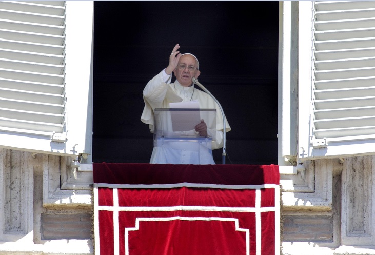 El Papa Francisco celebra la oración de Regina Coeli en la Plaza de San Pedro, Ciudad del Vaticano (EFE)