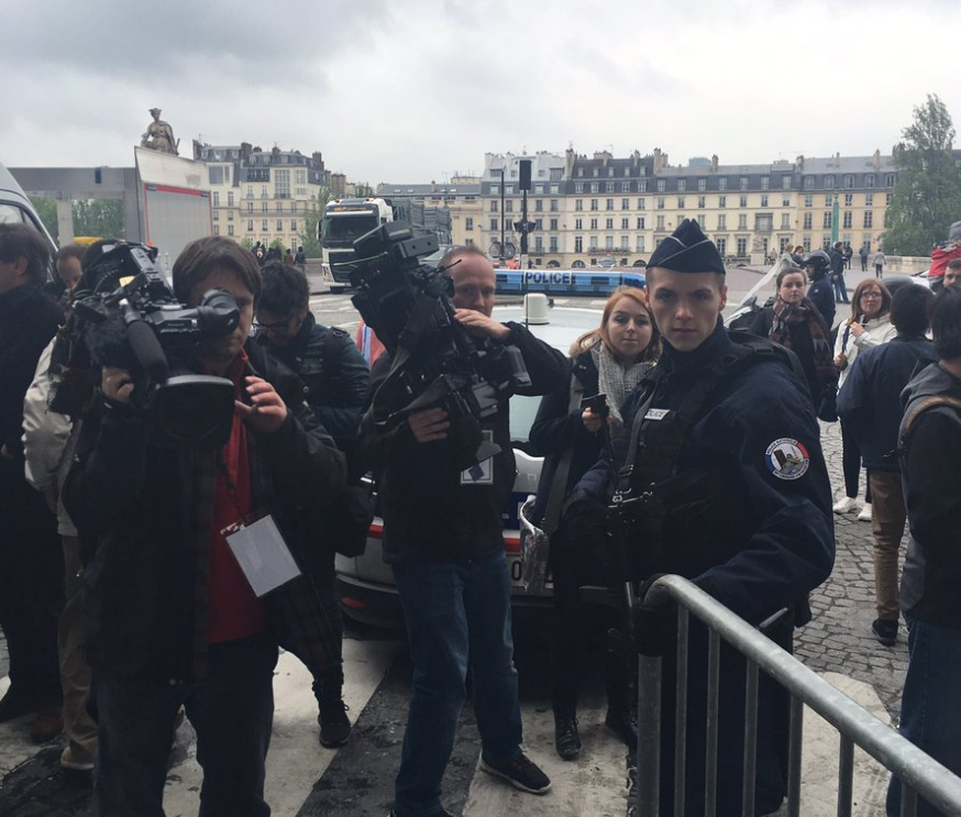 Evacúan plaza cercana al Museo del Louvre donde Macron celebraría victoria