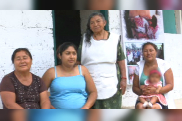 Partera de Comitán, Chiapas, atiende a embarazadas