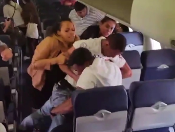 Dos pasajeros se atacan en el vuelo 2530 de Southwest Airlines en EU (Foto: Youtube)