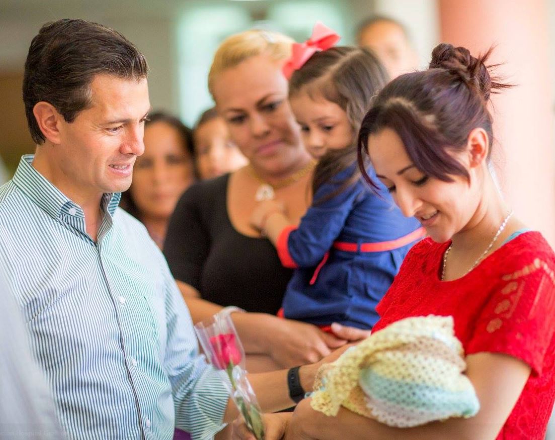 Durante su visita por Colima, el presidente Peña Nieto felicitó a las madres de México por su día. (Facebook Presidencia)