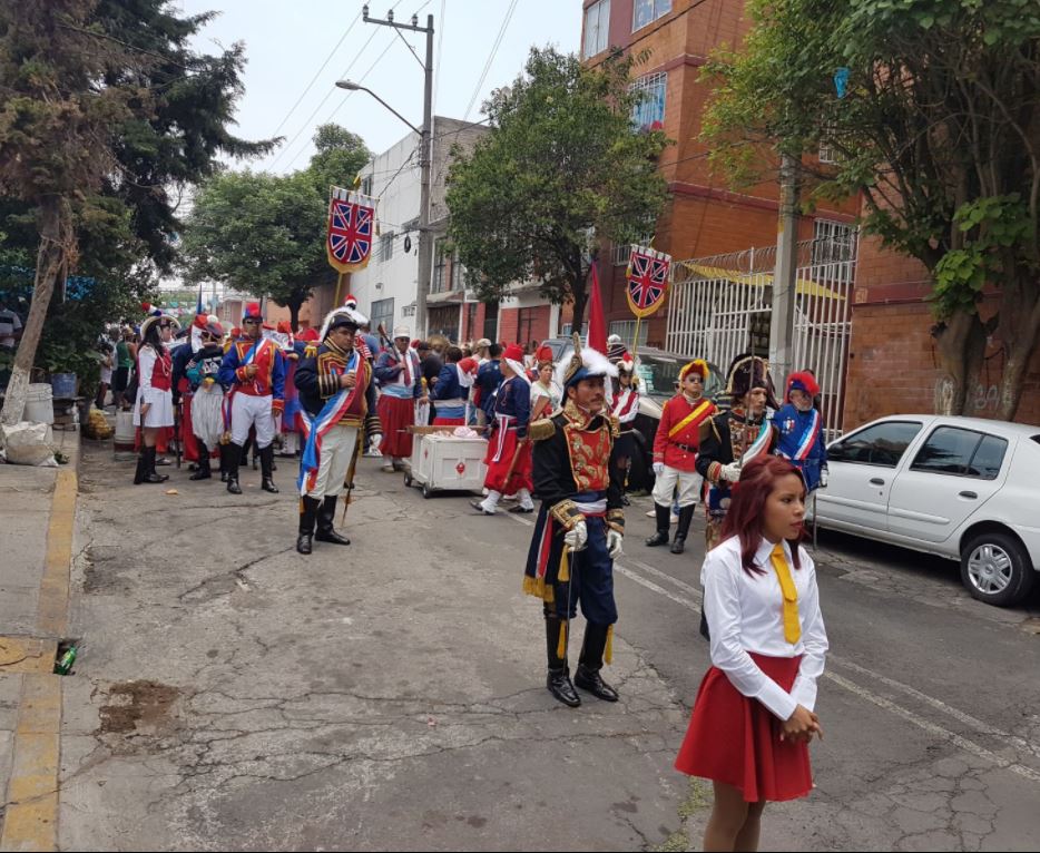 Hombres con atuendos franceses bailaron por las calles de la colonia Peñón de los Baños. (@barbiecultura)