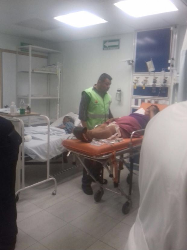 Personal de emergencias atiende a victima de explosion en la trinidad