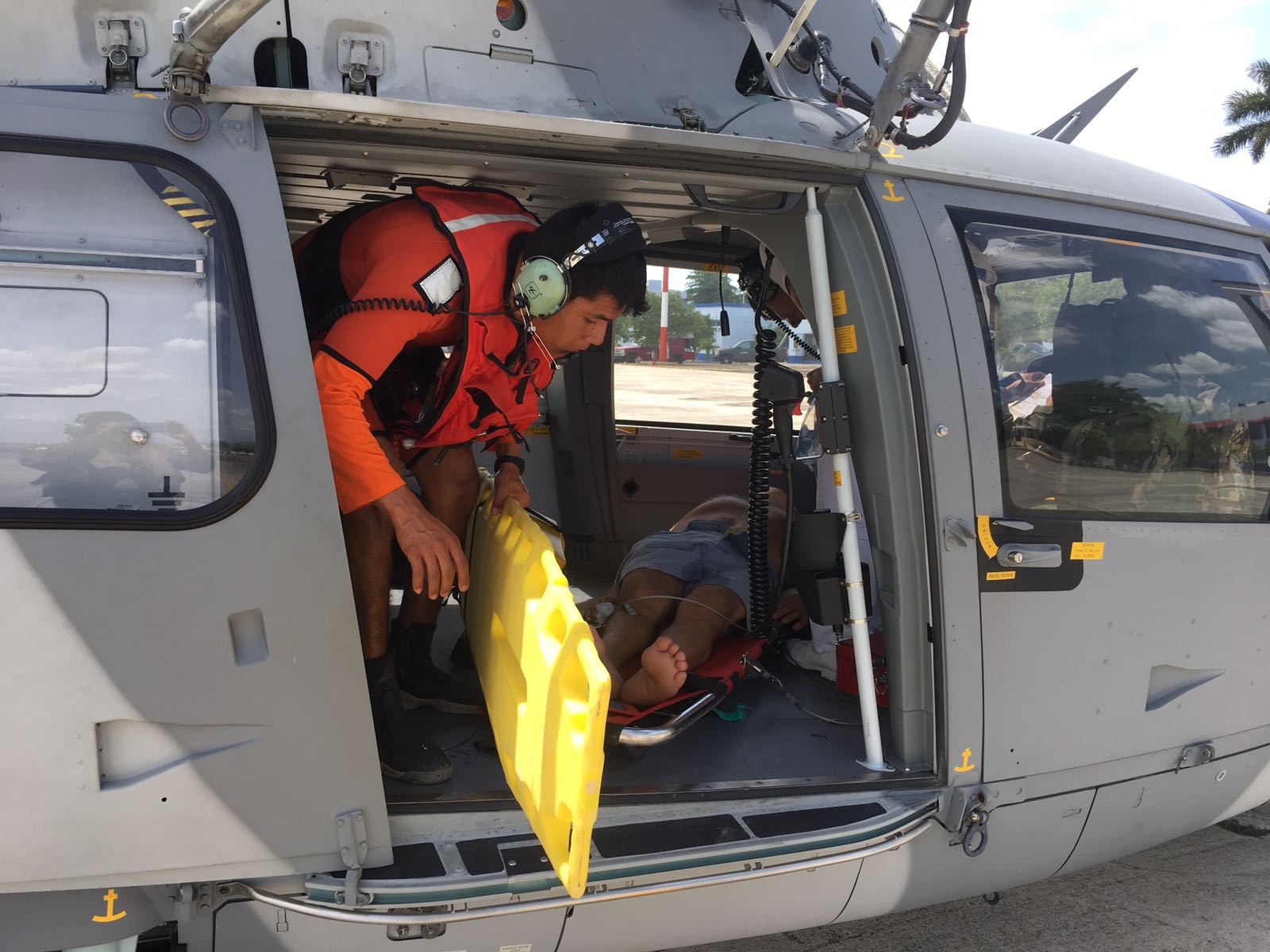 Helicoptero transporta a pescador desamayado en Puerto Progreso