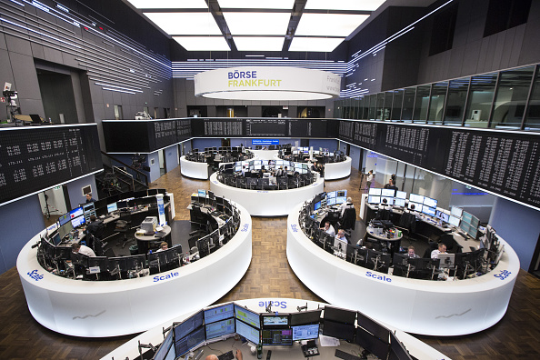 Piso de la Bolsa de Frankfurt; Bolsas europeas comenzaron operaciones con caídas