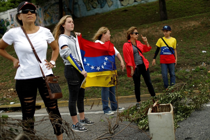 Los partidarios de la oposición con banderas (Reuters)