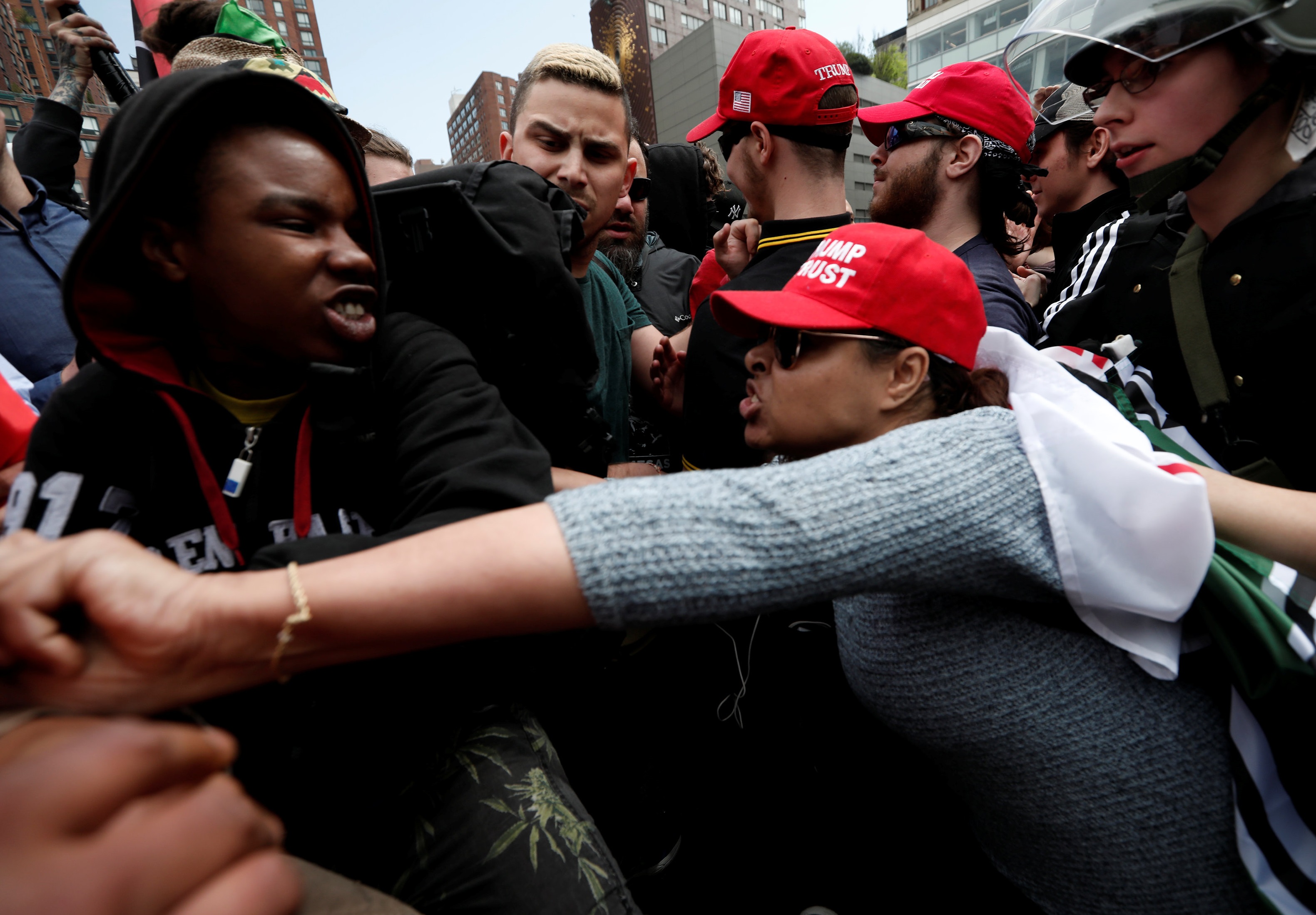 Manifestantes chocan con simpatizantes de Trump durante una protesta en New York (Reuters)