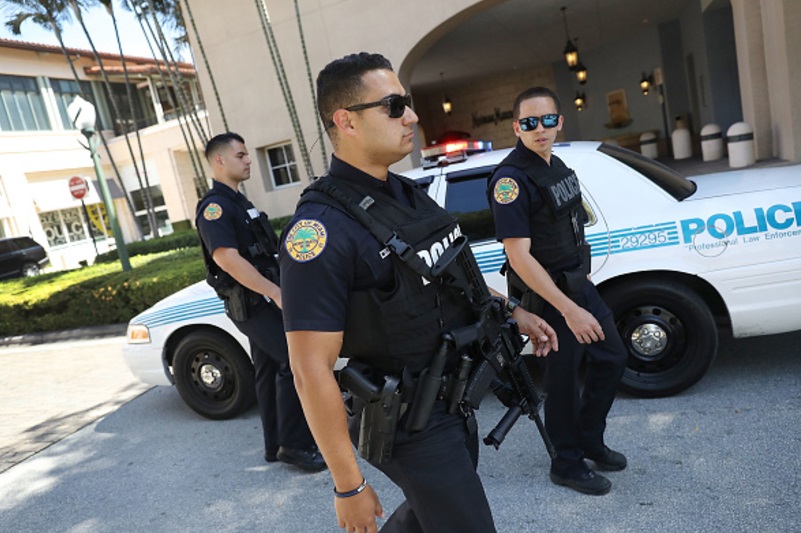 Autoridades de Miami patrullan las calles (Getty Images/archivo)