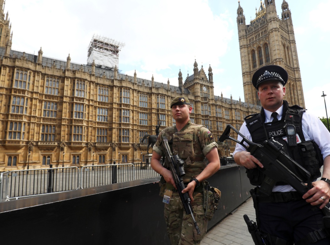 Policías resguardan el Palacio de Westminster, sede del Parlamento de Gran Bretaña (Reuters)
