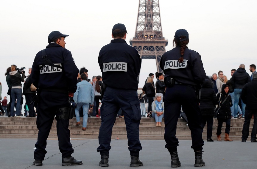 Policía patrulla cerca de la Torre Eiffel en París, Francia (Reuters)