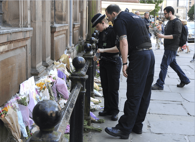 Ofrendas florales en honor a las victimas del atentado en Manchester