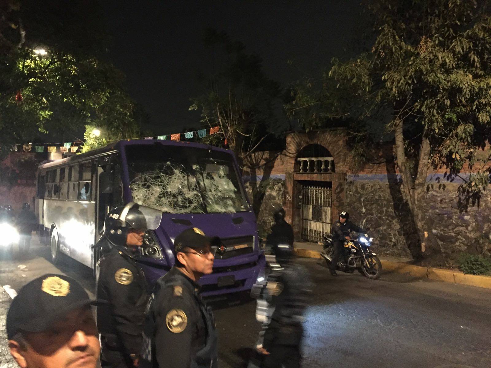 Policías de la CDMX resguardan camión