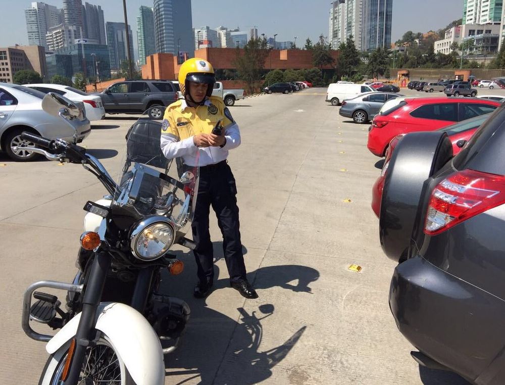 Un policía de Tránsito multando (@maria_chavezr)