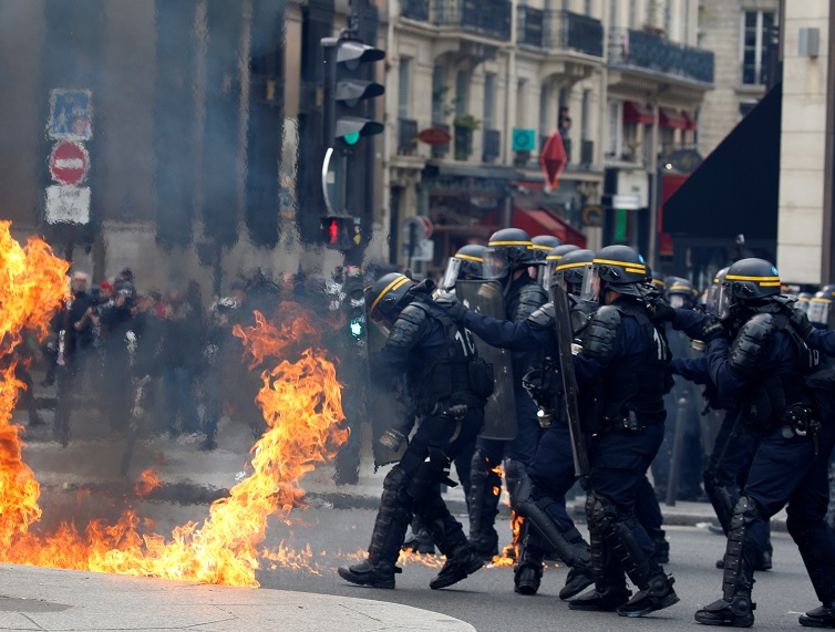 Policías antidisturbios durante marcha sindical en París (Reuters)