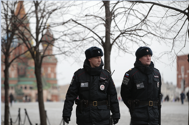 Policías rusos patrullan las calles de Moscú