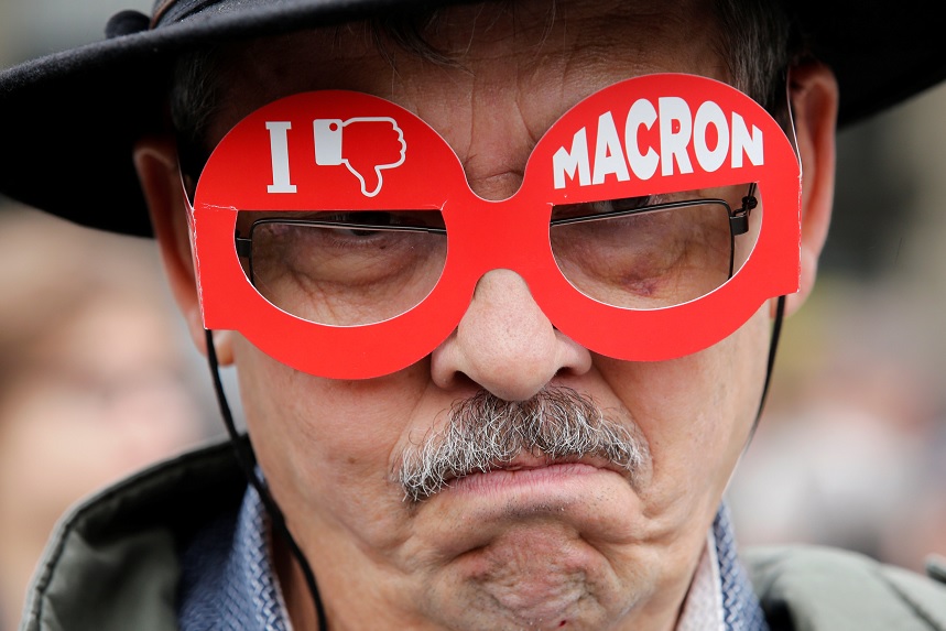 Un manifestante con el mensaje: "No me gusta Macron" (Reuters)